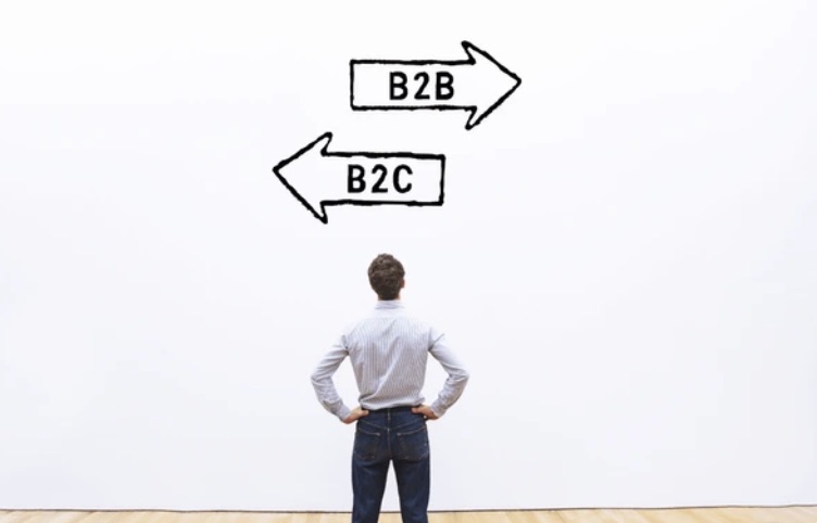 Hombre de espaldas frente a dos flechas dibujadas, B2B y B2C — decisión de modelo de eCommerce