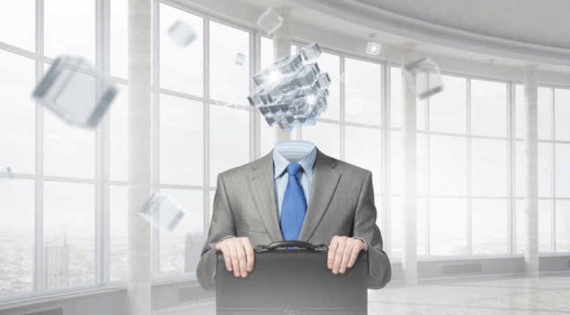 Ejecutivo con la cabeza de bloques de cristal — metáfora de la arquitectura headless