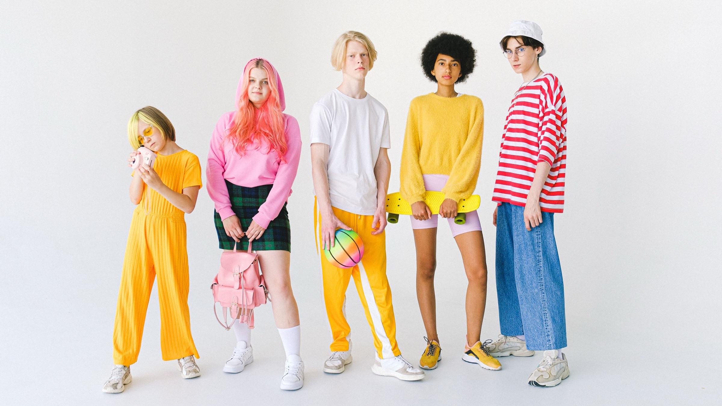 Grupo de jóvenes con moda pastel colorida sobre fondo claro — plataforma D2C de moda directo al consumidor en México
